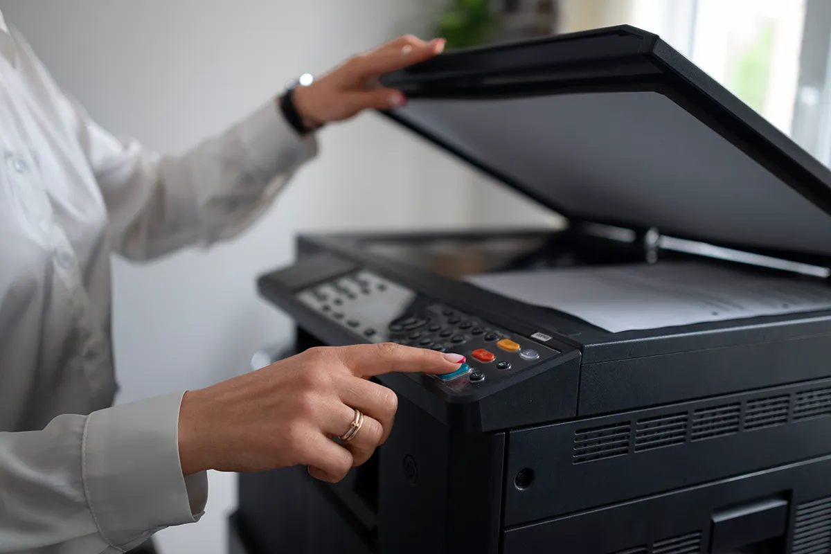 woman work office using printer (1) Kopie